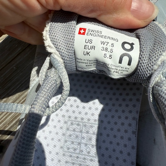 On Cloud 5 Running Gray and White Athletic Shoes size 7.5 - Picture 10 of 12